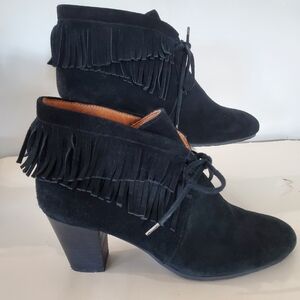 GENTLE SOULS Bettie 8.5 Black Suede Leather Fringe Bootie Z4774 Lace Up EUC